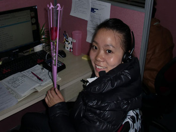 POP2011情人节总裁赠送玫瑰花的员工