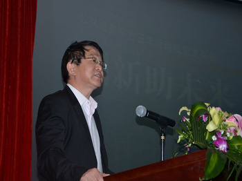 上海纺织协会秘书长刘寅峰主持会议