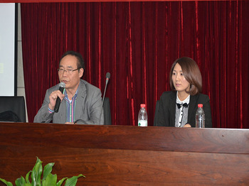 鞋革行业协会创新与技术委员会会长郑国宏（左）