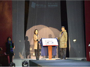 揭牌仪式  右中国美术学院上海设计学院院长吴小华； 左POP全球时尚网络机构副总裁徐燕